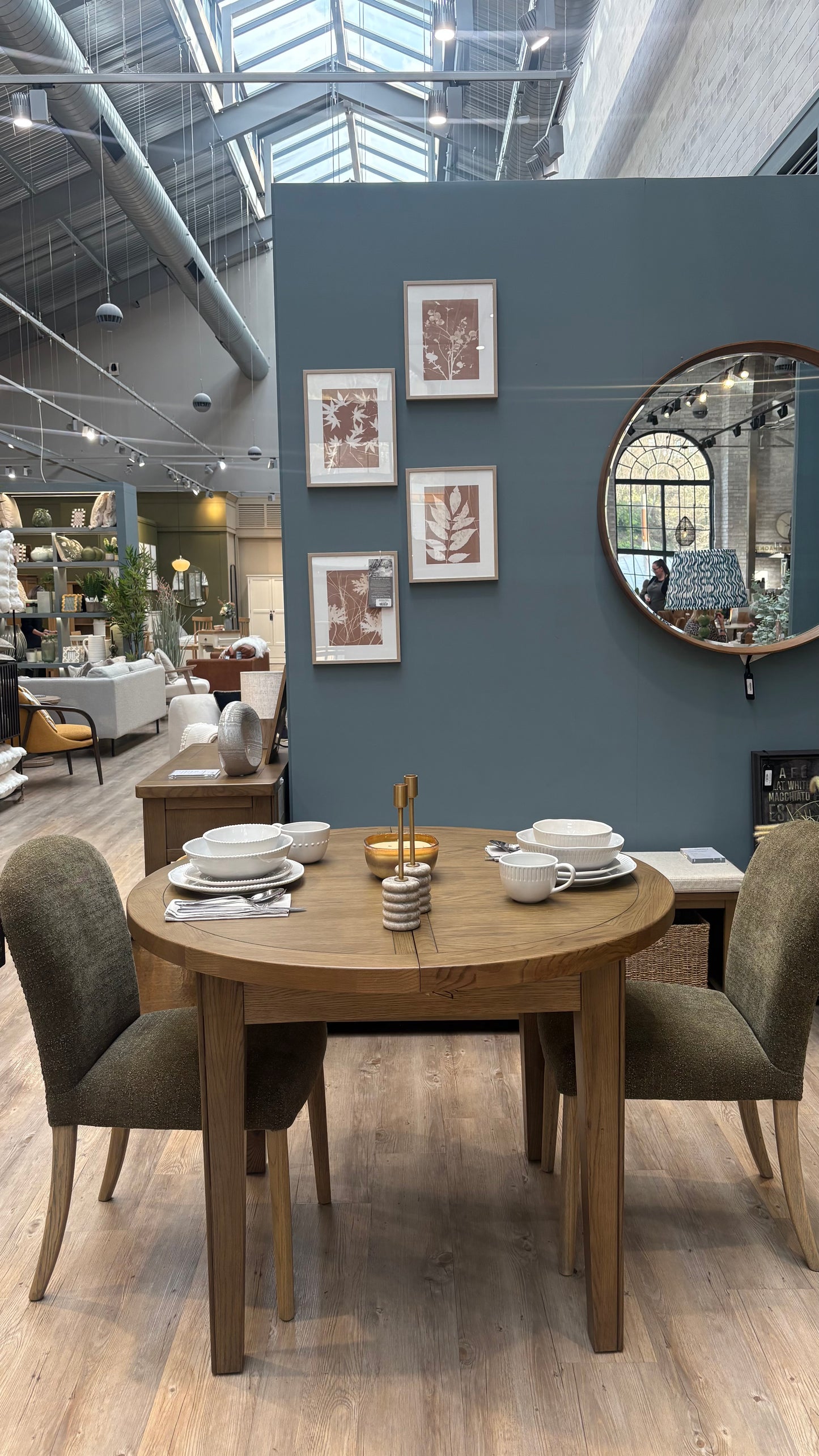 Gallery Direct Hardwick Round Extending Dining Table