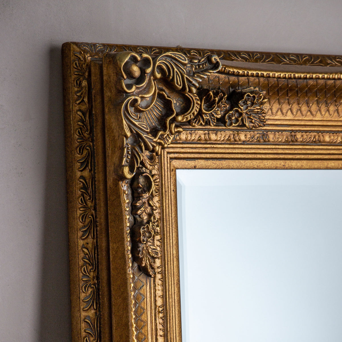 Gallery Direct Abbey Leaner Mirror Gold, close-up of the mirror and frame details