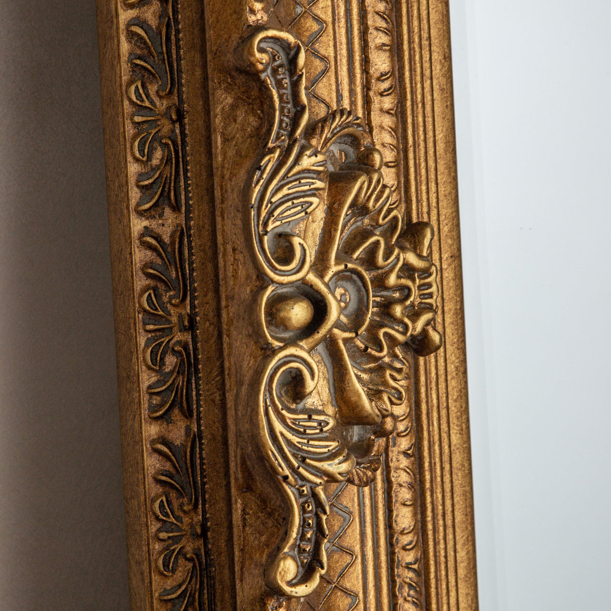 Gallery Direct Abbey Leaner Mirror Gold, close-up of the mirror and frame details