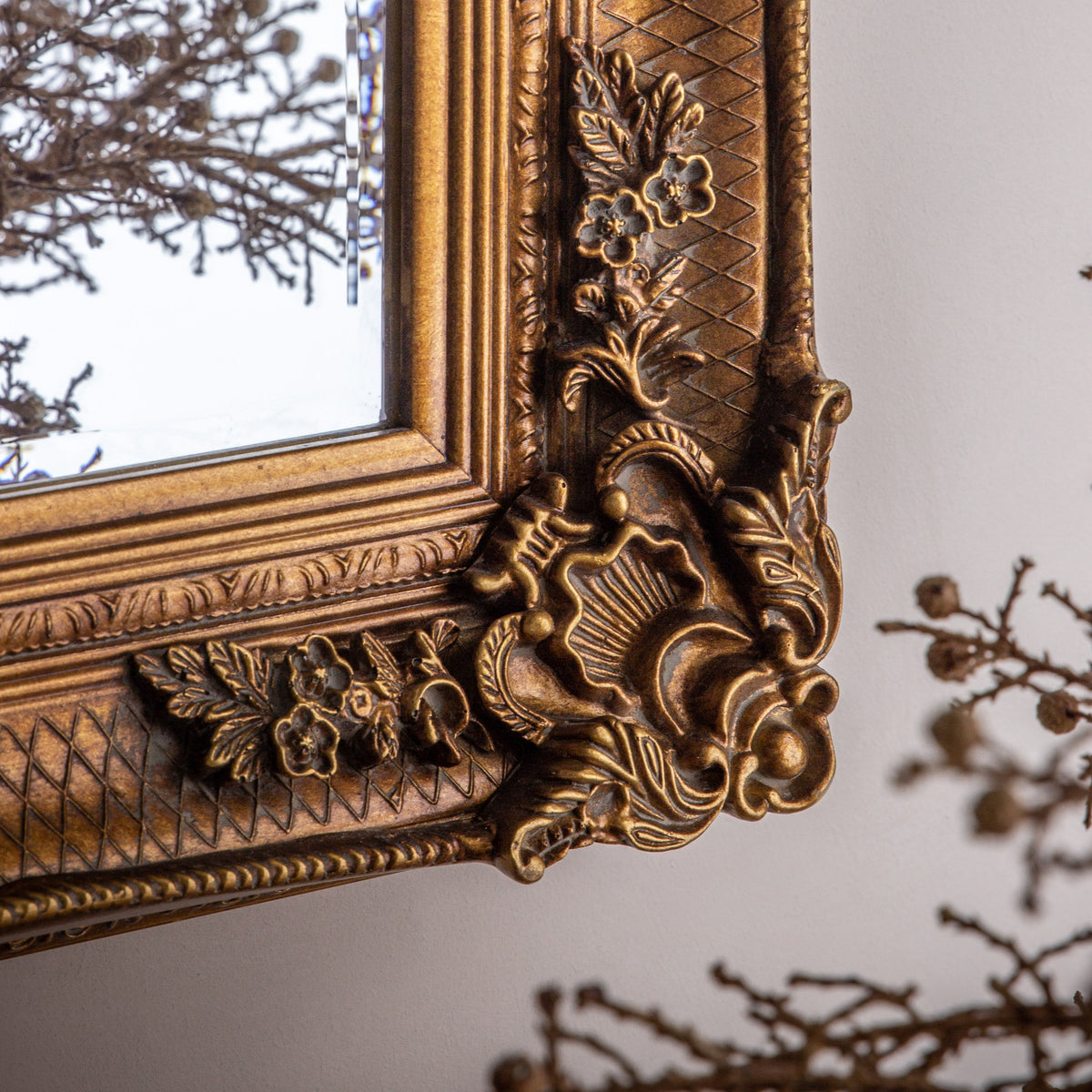 Gallery Direct Abbey Rectangle Mirror Gold, close-up of the mirror and frame details