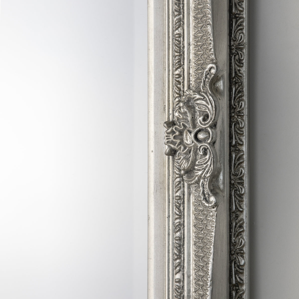 Gallery Direct Abbey Rectangle Mirror Silver, close-up of the mirror and frame details
