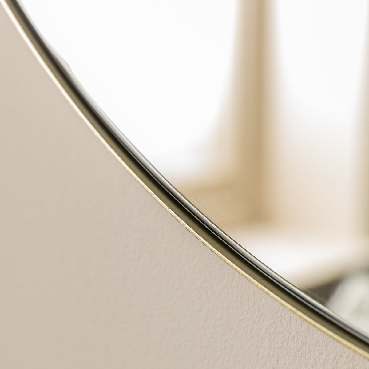 Gallery Direct Bowie Round Mirror Champagne, close-up of the mirror and frame details