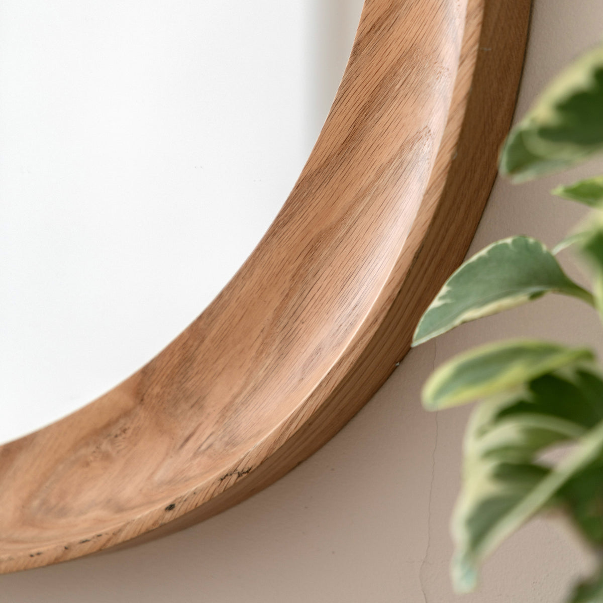 Gallery Direct Copenhagen Pebble Mirror Oak, close-up of the mirror and frame details