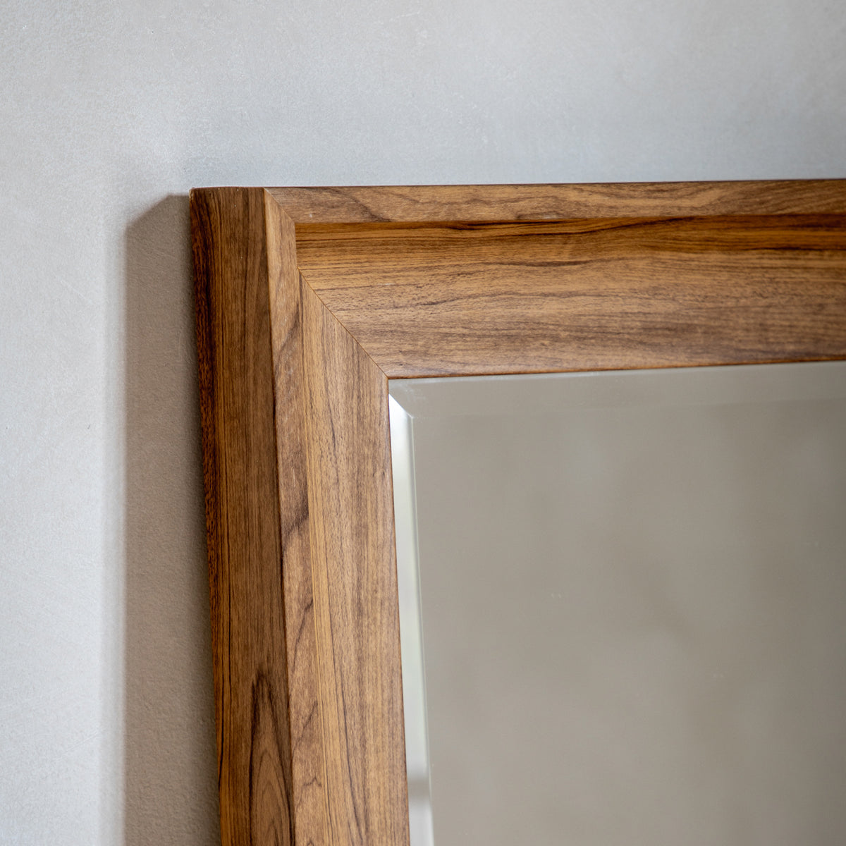 Gallery Direct Fraser Leaner, close-up of the mirror and frame details