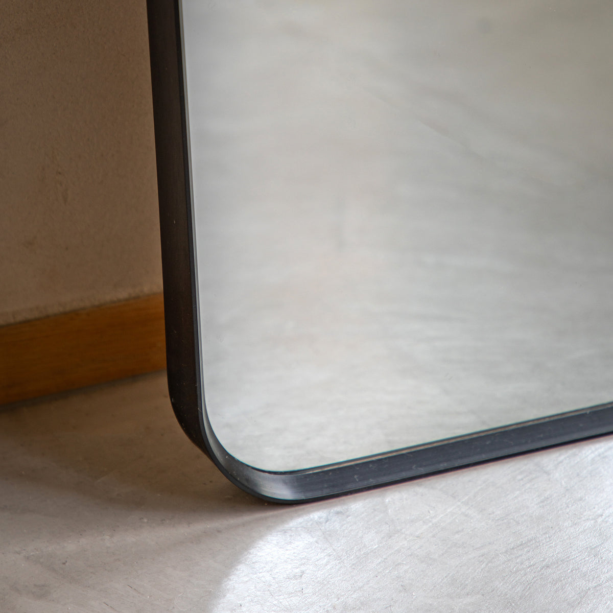 Gallery Direct Holworth Arch Mirror Black, close-up of the mirror and frame details