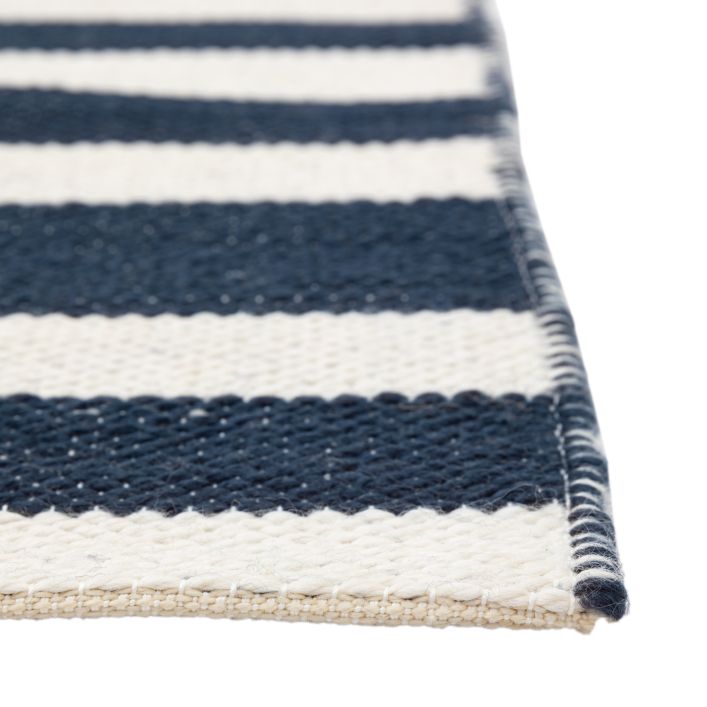 Gallery Direct Kingston Jacquard Rug has a hand tufted bold check design and a soft, tactile underfoot