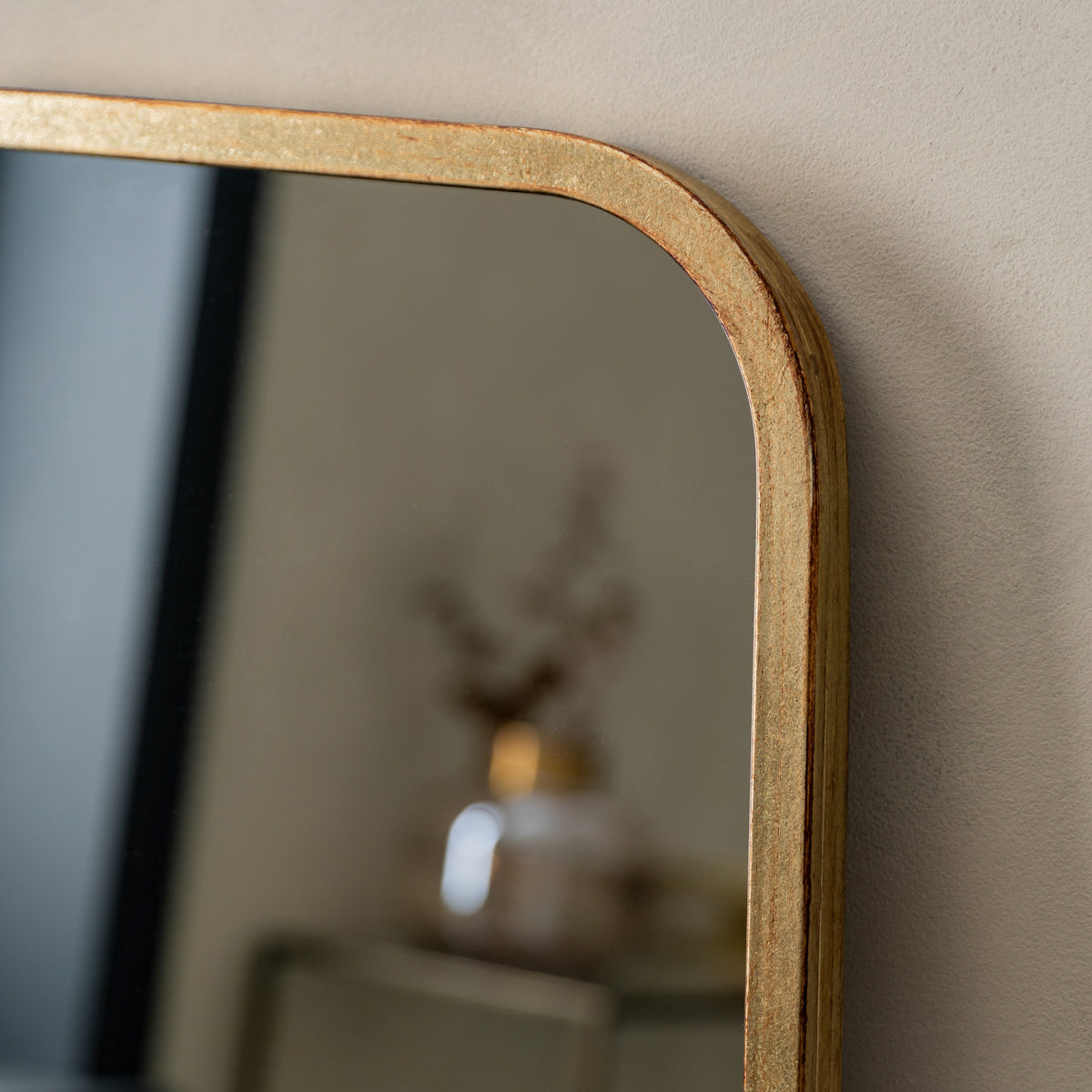 Gallery Direct Kurva Leaner Gold, close-up of the mirror and frame details