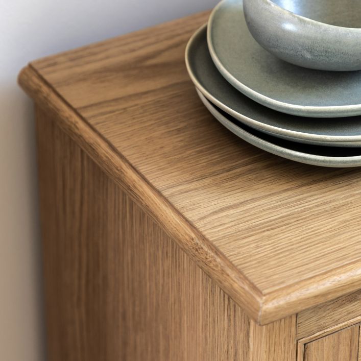 Gallery Direct Malvern 1 Door 4 Drawer Sideboard is constructed from warm oak solids and veneers with a wood grain effect