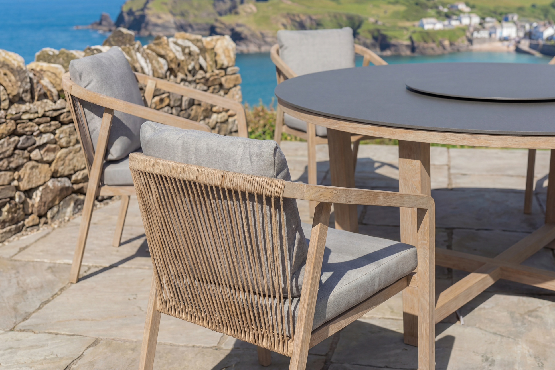 Royal Garden Kanto 8 Seat Round Dining Set is an impressive Scandinavian style collection comprising of a round dining table with sleek dark grey top and 8 rope detailed chairs with comfortable grey cushions