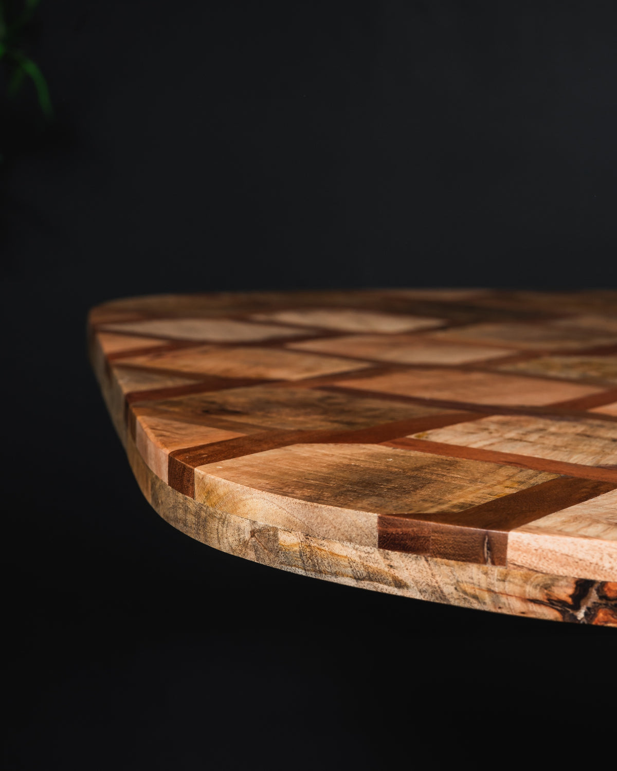 Carlton Furniture Ikat - Antique Oval Coffee Table with Spider Metal legs — tabletop edge detail