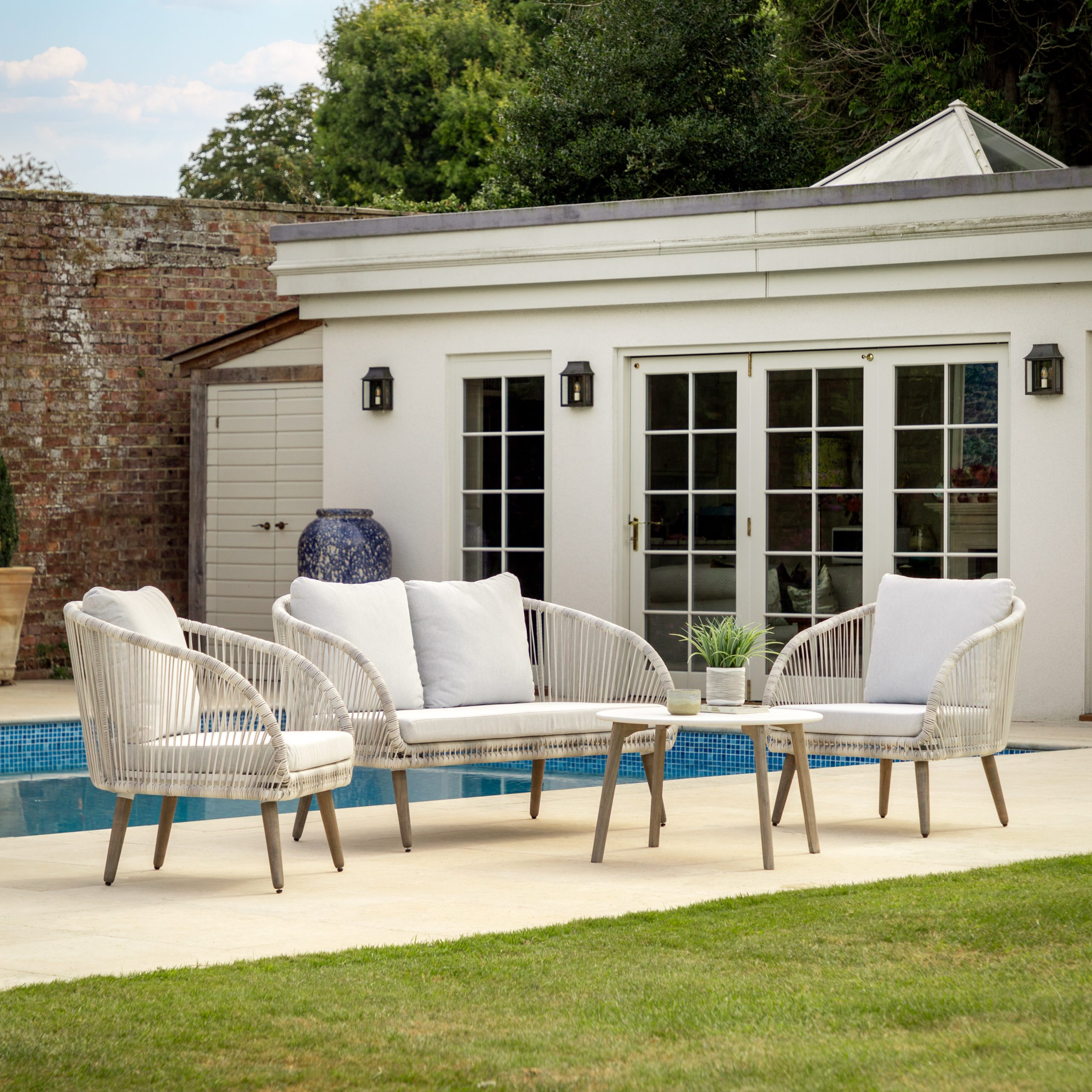 Gallery Outdoor Velino Lounge Set | Shackletons